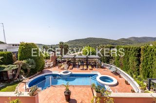 Casa a La Sentiu. Elegante villa con capacidad para albergar a 3 familias independ