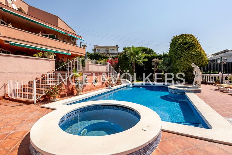 Foto 013db529-432d-4401-b0b8-b51d6a44d0d0. Casa amb calefacció aparcament piscina a La Sentiu Gavà
