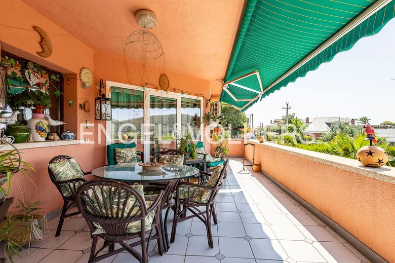 Foto 0ba506d8-fd4f-46fe-8186-05cbc66f9797. Casa amb calefacció aparcament piscina a La Sentiu Gavà