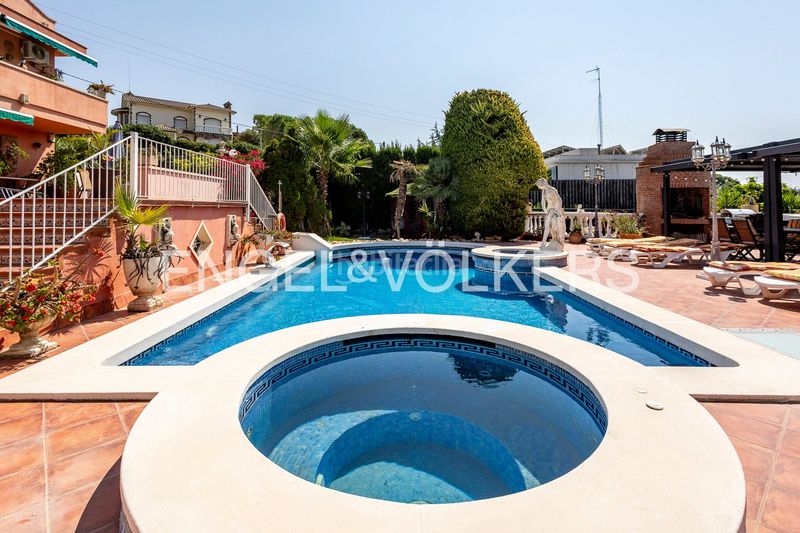Foto 4c5fced6-0275-4a50-960d-a86b58744af5. Casa amb calefacció aparcament piscina a La Sentiu Gavà