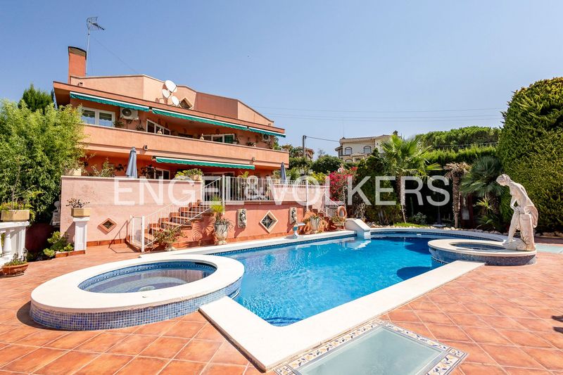 Foto 514b830e-dcd9-480b-b45f-97ccd3e2de3b. Casa amb calefacció aparcament piscina a La Sentiu Gavà