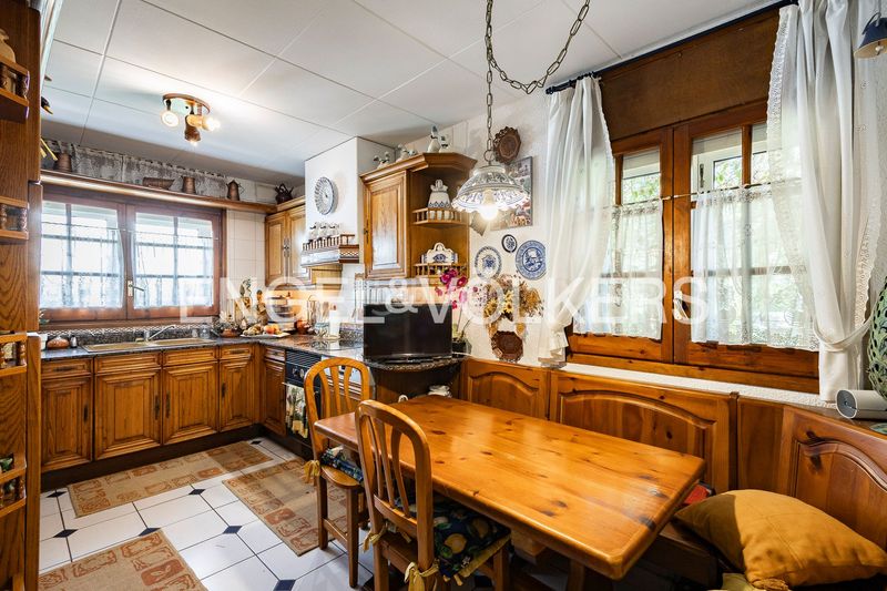 Foto 94b290f2-3e64-4be4-b0c5-3d6db96ef577. Casa amb calefacció aparcament piscina a La Sentiu Gavà