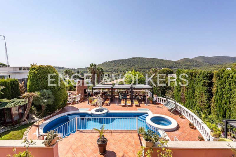 Foto 95be5951-273b-4832-a153-516467cde0b0. Casa amb calefacció aparcament piscina a La Sentiu Gavà