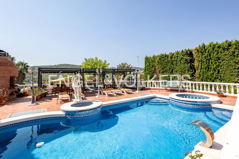 Foto 9ce496d9-5601-487f-a88b-59a3166d5911. Casa amb calefacció aparcament piscina a La Sentiu Gavà