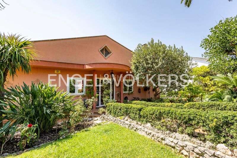 Foto a6cb6f54-3522-43f7-b1b6-a6ca6c2453ec. Casa amb calefacció aparcament piscina a La Sentiu Gavà