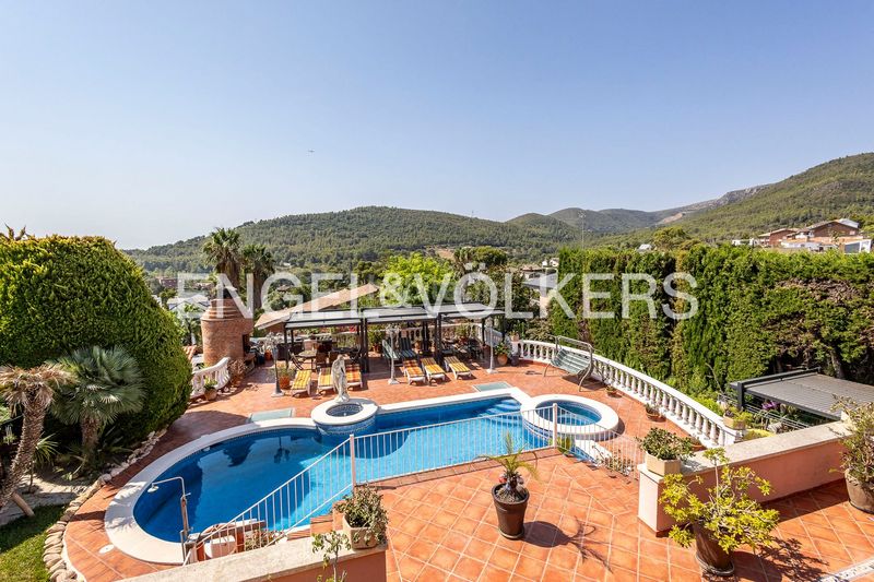 Foto b27d0375-d834-4e43-88ad-c725d53cd2f5. Casa amb calefacció aparcament piscina a La Sentiu Gavà