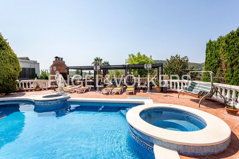 Foto c7e20589-e989-402d-8589-be05656fad07. Casa amb calefacció aparcament piscina a La Sentiu Gavà