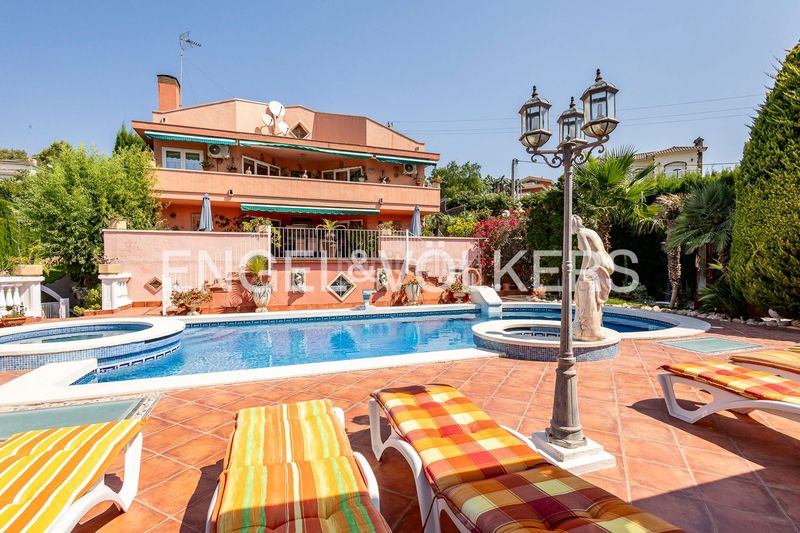 Foto e9345c2d-2574-4117-b27f-0b2c224d0d6c. Casa amb calefacció aparcament piscina a La Sentiu Gavà
