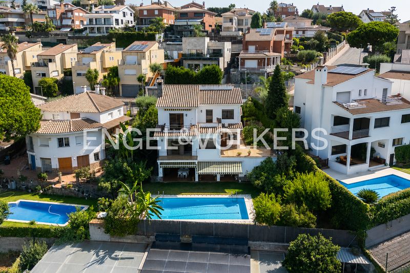 Foto bb78f8c6-48ca-40e2-8f77-df1b7090fc0c. Casa amb calefacció aparcament piscina a Teià