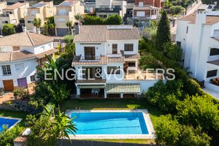 Haus in Teià. Casa con piscina y vistas panorámicas al mar en teià