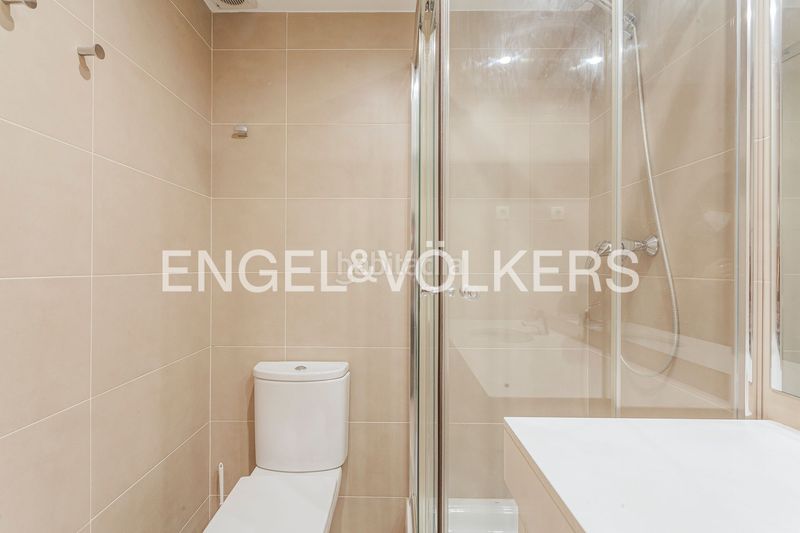Foto e717a745-be6e-48a8-8c8e-7ebb63fd0ca6. Pis amb calefacció aparcament a La Nova Esquerra de l´Eixample Barcelona