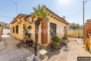 Casa a Santa Maria-Terra Nostra. Casa a cuatro vientos en una sola planta en montcada i reixac