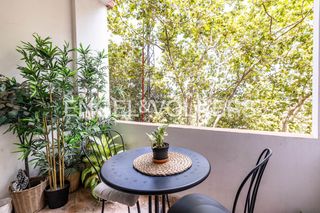 Piso en Sant Andreu de Palomar. Elegante apartamento de 3 dormitorios con balcón y ascensor en s