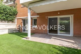 Appartamento  Carrer de rovellat. Piso para entrar a vivir, con terraza y jardín