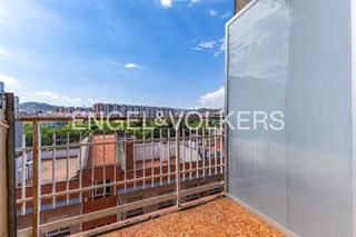 Pis a La Sagrera. Elegante apartamento de 4 dormitorios con balcón y ascensor en s