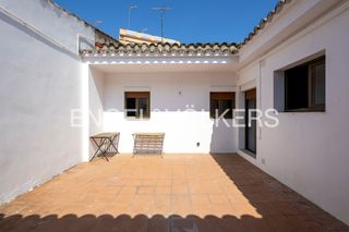 Casa en Santa Coloma de Cervelló. Encanto histórico y vida en una sola planta en el corazón de la