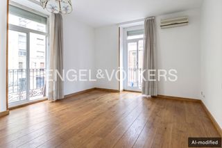 Etagenwohnung in El Clot. Luminoso apartamento esquinero frente al mercat del clot