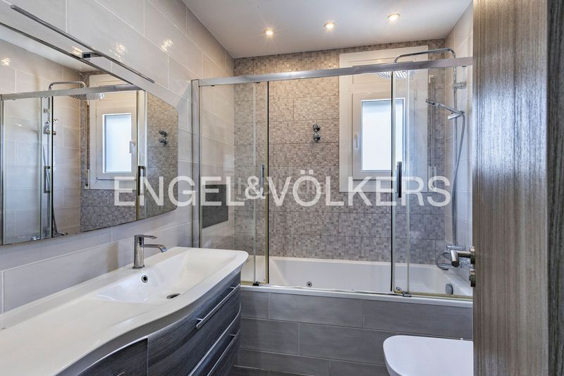 Foto 5d64b62a-ac14-4bf7-9dd8-c65305fa7ed9. Casa amb calefacció aparcament piscina a Montmar Castelldefels