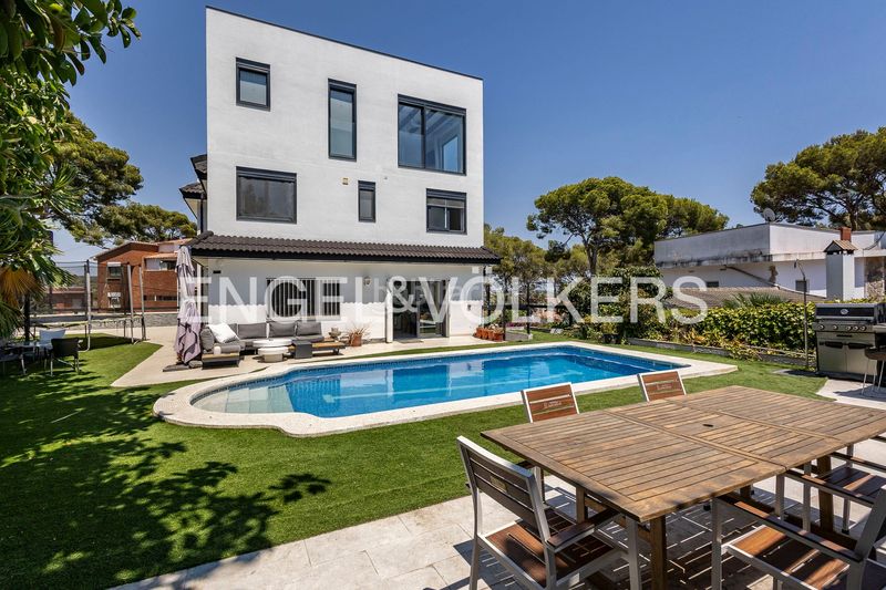 Foto 664f8561-fbd3-4385-853e-be1577359518. Casa amb calefacció aparcament piscina a Montmar Castelldefels