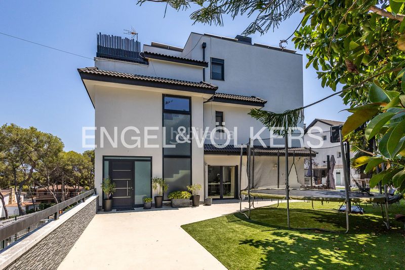 Foto 68925f76-5021-4a12-bdd7-99b284f9b730. Casa amb calefacció aparcament piscina a Montmar Castelldefels