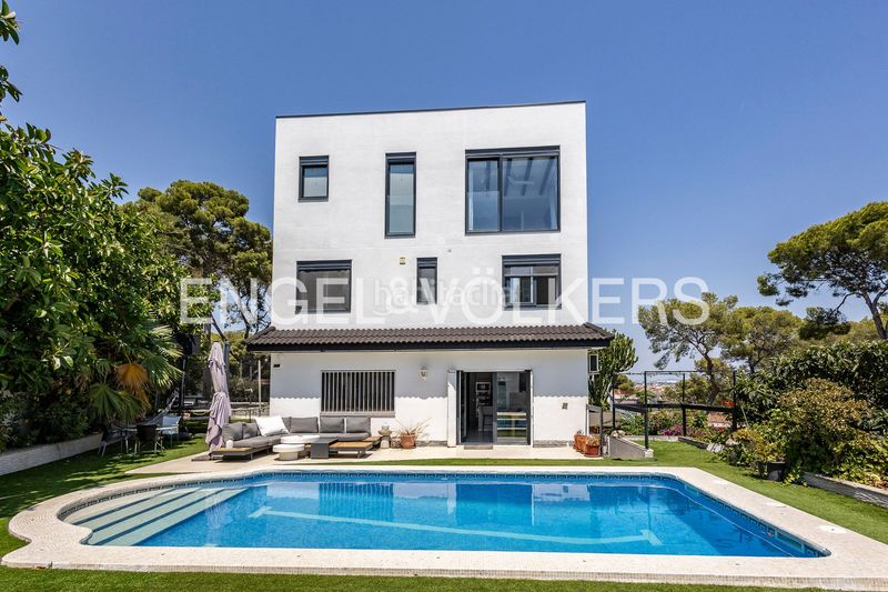 Foto 6a4d4f7a-bc84-4ceb-8def-99414ce8faba. Casa amb calefacció aparcament piscina a Montmar Castelldefels