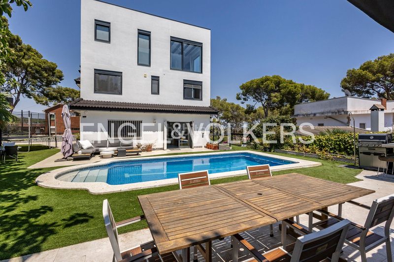 Foto 6ae2dfa7-2097-493d-9a22-1364a2f48cbd. Casa amb calefacció aparcament piscina a Montmar Castelldefels