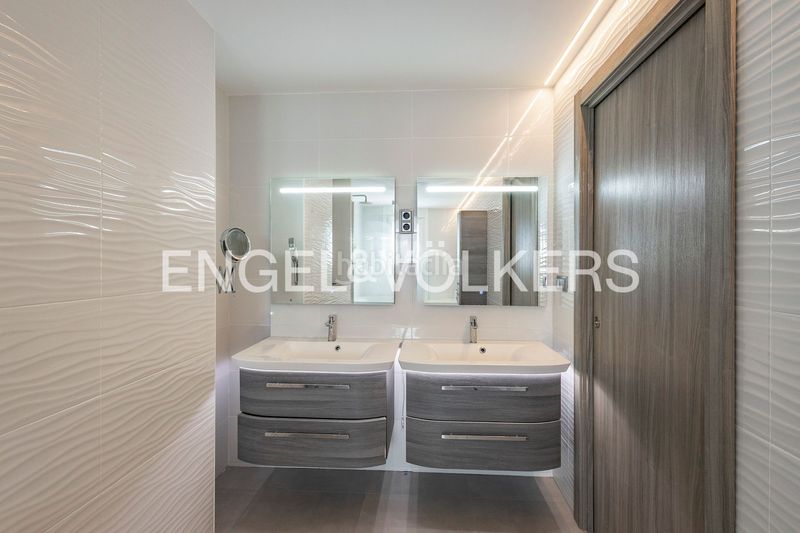 Foto 704c5169-c6ac-4730-a0d4-d4e0460d6643. Casa amb calefacció aparcament piscina a Montmar Castelldefels