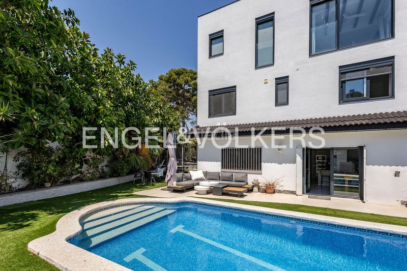Foto 7b878476-001d-479d-acde-e642ee257617. Casa amb calefacció aparcament piscina a Montmar Castelldefels
