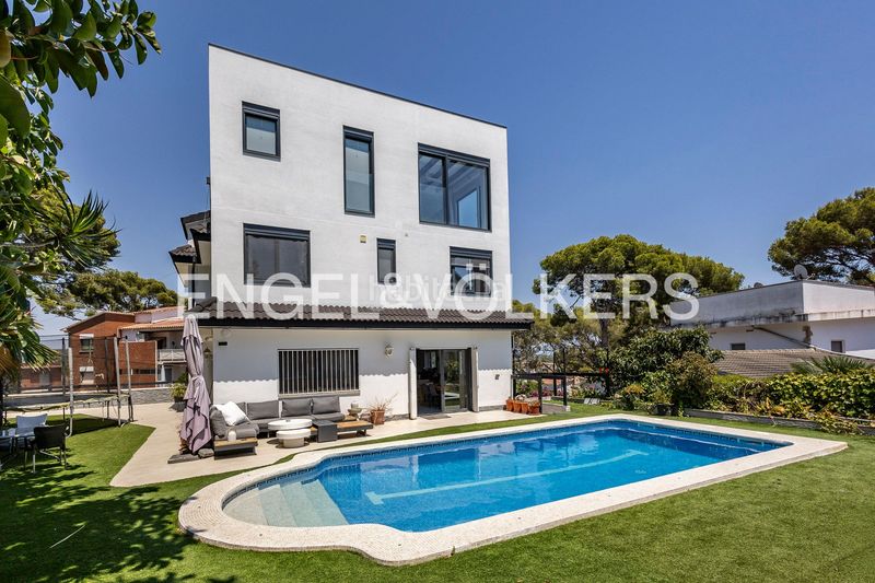 Foto 92f70d68-09a8-4f31-a083-ca23a13f224d. Casa amb calefacció aparcament piscina a Montmar Castelldefels