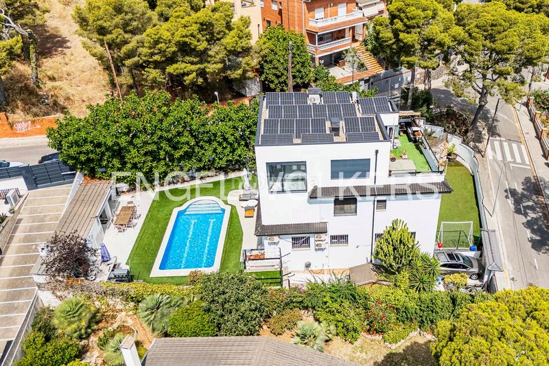 Foto bbeff761-e438-438f-97ca-6e28121d337e. Casa amb calefacció aparcament piscina a Montmar Castelldefels