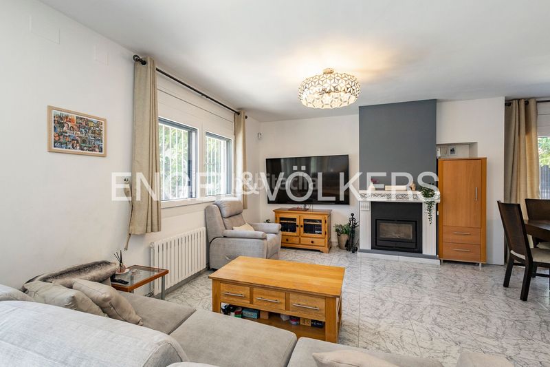 Foto d1e17a82-8bcf-483f-92b2-b77d1a49e43e. Casa amb calefacció aparcament piscina a Montmar Castelldefels