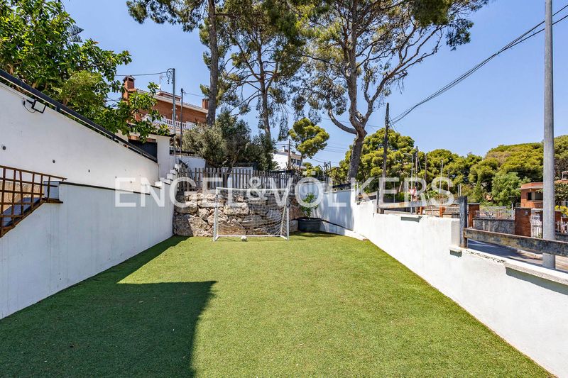 Foto d86abb8f-cc7c-4905-85f5-639d243602bc. Casa amb calefacció aparcament piscina a Montmar Castelldefels