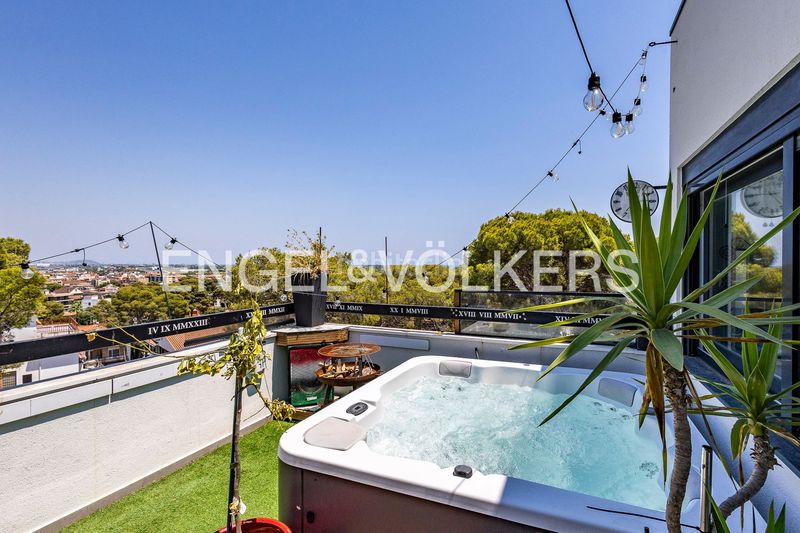 Foto e4548793-e4d7-4560-86c8-3a4eb56616c2. Casa amb calefacció aparcament piscina a Montmar Castelldefels