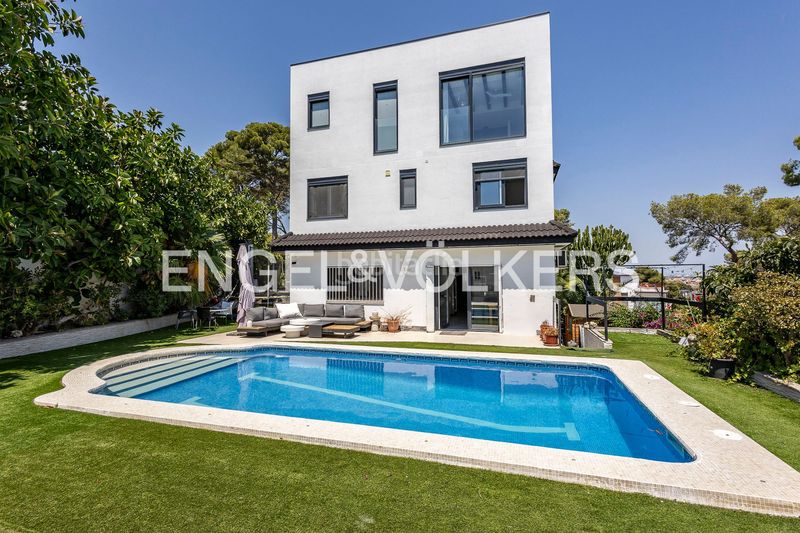 Foto e839b35f-e573-4dd2-a1f8-0e2df1593e68. Casa amb calefacció aparcament piscina a Montmar Castelldefels