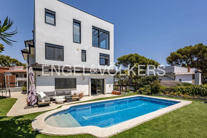 Foto ed3ce018-1c79-4191-84ef-23ae24c9b63c. Casa amb calefacció aparcament piscina a Montmar Castelldefels