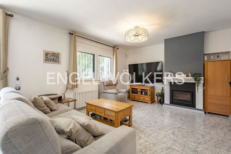 Foto f5adef8b-5537-47f3-af50-05d1163f8eb7. Casa amb calefacció aparcament piscina a Montmar Castelldefels
