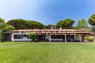 Maison à Cabrera de Mar. Exclusiva villa mediterránea con vistas al mar espectaculares