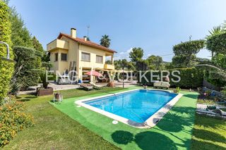 Haus in Bigues i Riells del Fai. Chalet con piscina y jardín en la zona residencial de can barri