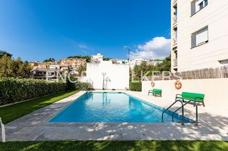 Piso en Caldes d´Estrac. Luminoso apartamento con piscina, aparcamiento y trastero en cal