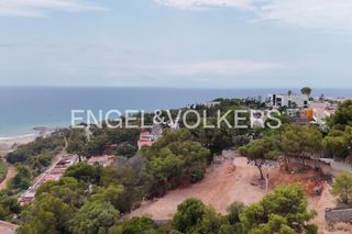 Wohngrundstück in Les Botigues de Sitges. Solar con grandes vistas al mar y proyecto de casa unifamiliar d