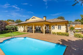 Haus in Seva. Casa completa en una planta con piscina