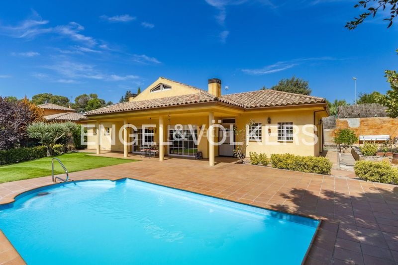 Foto ed27b354-b854-458b-bc0f-4d691b162d19. Casa amb calefacció aparcament piscina a Seva