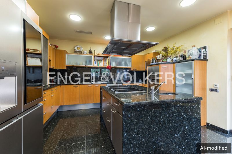Foto 049489f7-6acb-4707-a215-f393337f3dd1. Casa amb calefacció aparcament piscina a La Miranda Esplugues de Llobregat
