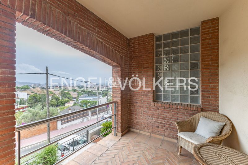 Foto 4a66cec9-ba41-454e-b8d3-87c92f1839dd. Casa amb calefacció aparcament piscina a La Miranda Esplugues de Llobregat
