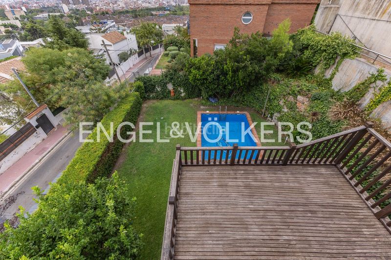 Foto 4c41fadd-dce3-4843-b4f9-42a60e5f88fb. Casa amb calefacció aparcament piscina a La Miranda Esplugues de Llobregat
