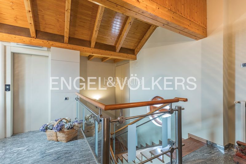 Foto 787b784a-a07a-48b1-be80-e48b8715d1de. Casa amb calefacció aparcament piscina a La Miranda Esplugues de Llobregat