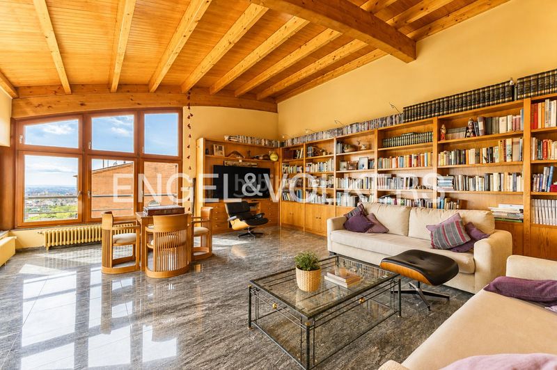 Foto ab3c7441-99c1-484f-9ab2-cd693e2ff010. Casa amb calefacció aparcament piscina a La Miranda Esplugues de Llobregat