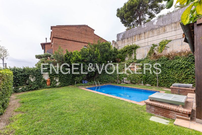 Foto b54a1bcd-5e39-43f7-8a44-7b2de55d500d. Casa amb calefacció aparcament piscina a La Miranda Esplugues de Llobregat