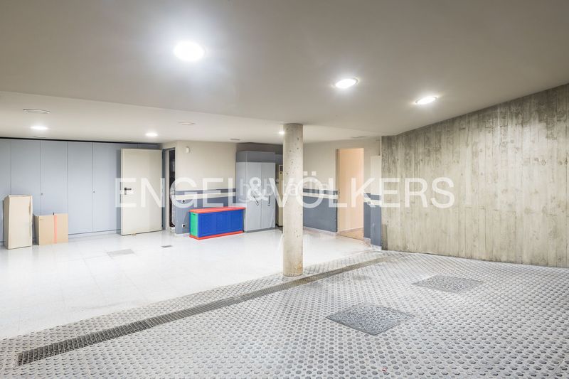 Foto b95047de-f321-4aa8-a1e1-f126ab9e8c49. Casa amb calefacció aparcament piscina a La Miranda Esplugues de Llobregat