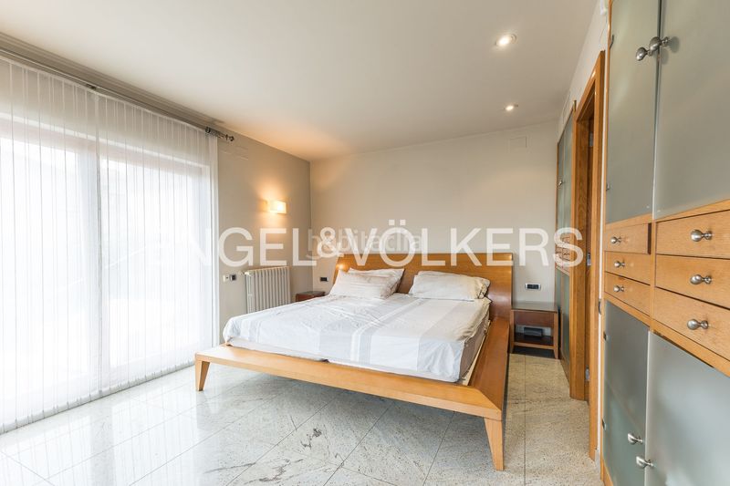 Foto e6891110-a9fa-4a7a-8b69-542e732a3a71. Casa amb calefacció aparcament piscina a La Miranda Esplugues de Llobregat